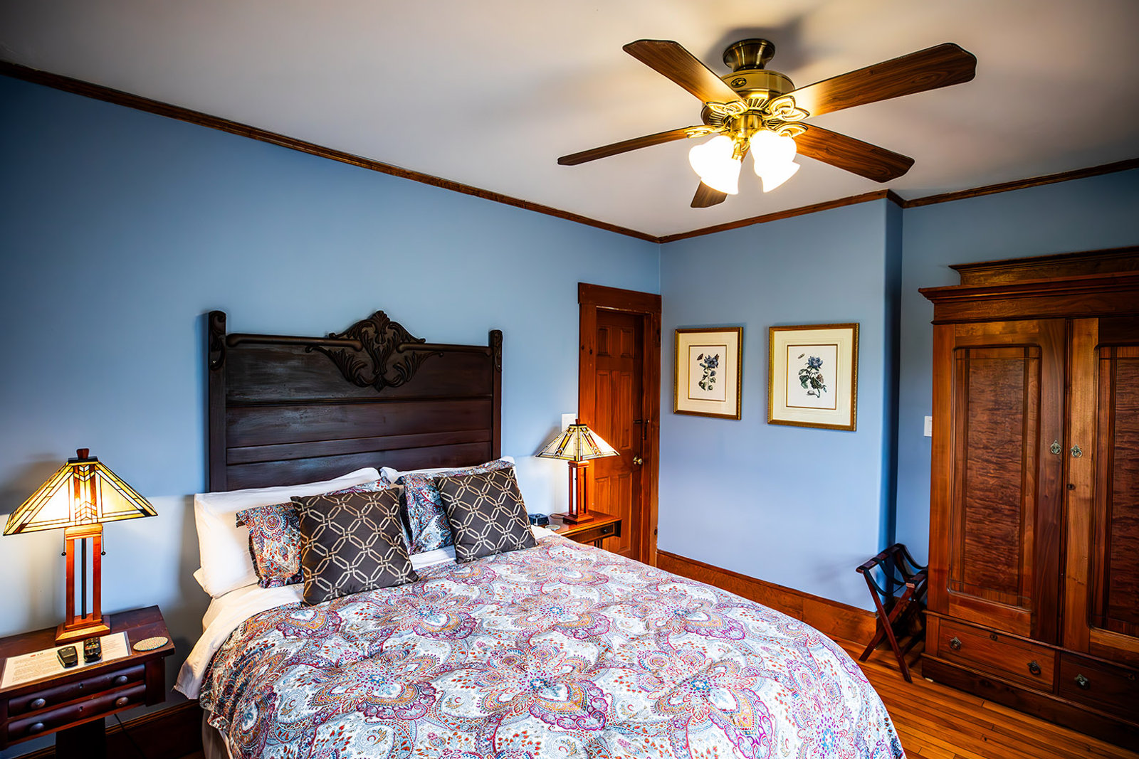 Quechee Room, king bed with wardrobe