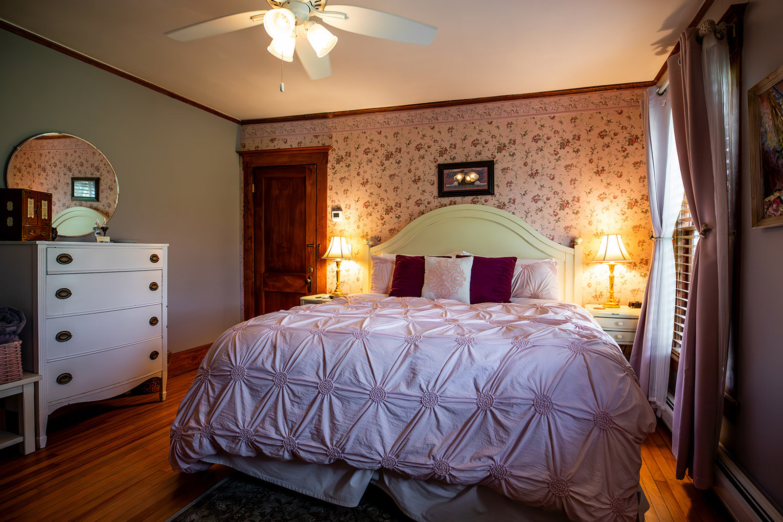 Willoughby Room, king bed with ceiling fan